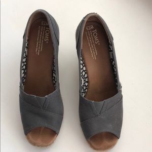 Toms wedge canvas open toe pumps